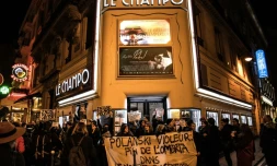 Des manifestants accusent le rĂ©alisateur Roman Polanski d'ĂȘtre un violeur devant un cinĂ©ma oĂč devait ĂȘtre projetĂ© son nouveau film en avant-premiĂšre, le 12 novembre 2019 Ă Paris