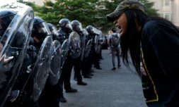 Tensions entre manifestants et forces de l'ordre prĂšs de la Maison Blanche, lundi soir.