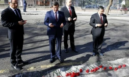 Le ministre de l'Intérieur Efkan Ala, le Premier ministre Ahmet Davutoglu, le gouverneur d'Ankara Mehmet Kiliclar et le ministre de la Défense Ismet Yilmaz le 19 février 2016 sur le lieu de l'attentat, commis deux jours plus tÎt à Anakara