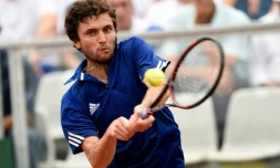 Gille Simon apporte le 2e point Ă la France en battant le Canadien Vasek Pospisil au 1er tour de la Coupe Davis, le 4 mars 2016 Ă Baie-Mahault en Guadeloupe