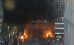 Des véhicules et des poubelles en feu près de la Gare de Lyon, à Paris, lors d'incidents en marge d'une manifestation contre un concert du chanteur congolais Fally Ipupa à Bercy, le 28 février 2020