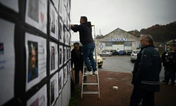 Des salariés de l'équipementier SAM affichent les portraits des membres du personnel sur les murs de l'usine, à Viviez, dans l'Aveyron, le 26 novembre 2021