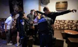 Des policiers fouillent les clients d'une discothèque de Roanne, le 14 mai 2022
