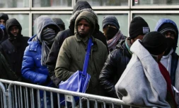 Des migrants en file d'attente devant la "plate-forme d'accueil des réfugies" (PADA) boulevard de la Villette, le 26 janvier 2017 à Paris