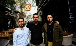 Les cinéastes syriens du film "Les Casques Blancs, "Khaled al-Khatib (D) et Fadi al-Halabi (G), et un membre de l'équipe, Abdelrahman Al-Mawass (C), le 27 février 2017 à Istanbul 