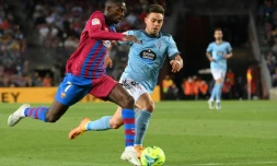 Ousmane Dembélé déborde le milieu du Celta Vigo Fran Beltran lors de la victoire du Barça au Camp Nou, le 10 mai 2022 