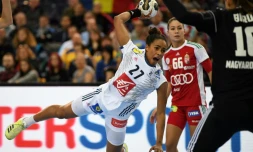 La Française Estelle Nzé-Minko tente de marquer face à la Hongrie au Mondial-2017 de handball féminin, le 10 décembre 2017 à Leipzig
