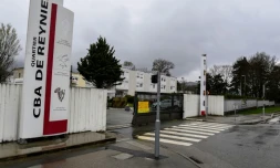 Entrée principale de la caserne qui accueille l'état-major de la 27e BIM, le 93e régiment d'artillerie de montagne (RAM) et le 7e bataillon de chasseurs alpins (BCA), le 29 mars 2018 à Varces-Allières-et-Risset (Isère), près de Grenoble