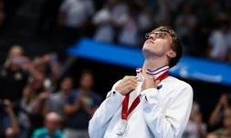 Alex Portal après sa médaille d'argent en para-natation aux Jeux paralympiques, le 29 août 2024 à Nanterre