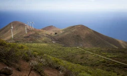 Les éoliennes de la centrale hydro-éolienne Gorona del Viento, sur k'île espagnole d'El Hierro aux Canaries, le 14 mars 2016 