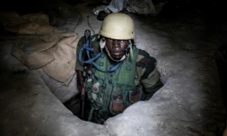 Un militaire sĂ©nĂ©galais sort d'un bunker souterrain d'une base rĂ©cemment prise aux rebelles du Mouvement des Forces dĂ©mocratiques de Casamance (MFDC) dans la forĂȘt de Blaze, le 9 fĂ©vrier 2021
