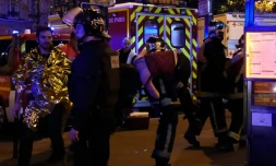 Un pompier transporte une victime des attaques survenues dans le centre de Paris, le 13 novembre 2015