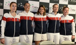 L'équipe de France de Fed Cup pose lors d'une conférence de presse, le 13 avril 2016 à Trélazé (Maine-et-Loire)