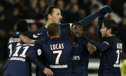 Ses coéquipiers de Paris Saint-Germain célebrent l'attaquant suédois Zlatan Ibrahimovic aprÚs un but pendant le match de Ligue 1 contre Angers, le 23 janvier au Parc des Princes
