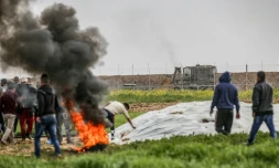 Des Palestiniens mettent le feu à des pneus près de la barrière entre la bande de Gaza et Israël, le 23 février 2020