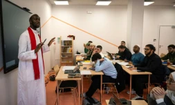 Kalilou Sylla (à gauche), l'imam de la Grande Mosquée de Strasbourg, donne un cours visant à former les étudiants à la pratique de l'islam en France, le 11 novembre 2023, à Strasbourg