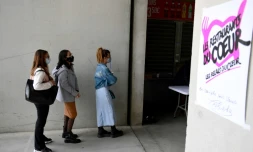 Des étudiants font la queue lors d'une opération de distribution alimentaire des Restos du coeur, au Vélodrome de Marseille le 26 mars 2021