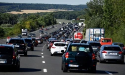 Le traditionnel chassé-croisé sur les routes entre les vacanciers de juillet et ceux d'août tient ses promesses avec plus de 1.000 km de ralentissements cumulés à la mi-journée