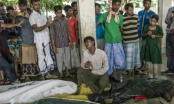 Des Rohingyas se recueillent devant les corps de réfugiés morts dans un naufrage en venant chercher refuge au Bangladesh, le 29 septembre 2017 près de la plage d'Inani, à Cox's Bazar