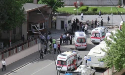 Des ambulances devant le poste de police cible d'une attaque le 1er mai 2016 à Gaziantep en Turquie