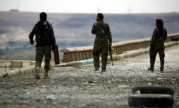 Des membres des Forces démocratiques syriennes, composées de combattants kurdes et arabes soutenus par Washington, inspectent le barrage de la ville de Tabqa partiellement reprise aux jihadistes de l'EI, le 27 mars 2017