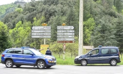 Des gendarmes contrÎlent un carrefour prÚs du village des Plantiers, dans les Cévennes, le 11 mai 2021