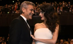 L'acteur américain George Clooney (g) et son épouse Amal Clooney, le 24 février 2017 à Paris