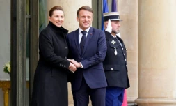 Le président Emmanuel Macron (d) reçoit la Première ministre danoise Mette Frederiksen à l'Elysée, le 28 janvier 2025 à Paris