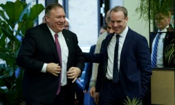 Le chef de la diplomatie américaine Mike Pompeo (G) avec son homologue britannique Dominic Raab (D) le 30 janvier 2020 à Londres
