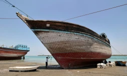 Des lenjs, bateaux traditionnels iraniens, attendent d'être restaurés dans l'île touristique iranienne de Qeshm, dans le Golfe, le 29 avril 2023