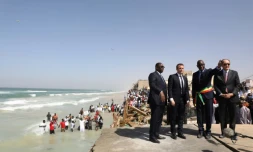 Le président sénégalais Macky Sall (à gauche), son homologue français Emmanuel Macron et le maire de Saint-Louis Cheikh Mamadou Abiboulaye Dieye devant la mer à Saint-Louis le 3 février 2018, au dernier jour de la visite de M. Macron au Sénégal.