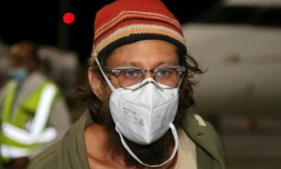 Le journaliste américain Danny Fenster à l'aéroport de Doha après sa libération d'une prison en Birmanie où il a été détenu pendant six mois, le 15 novembre 2021