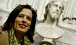 La chercheuse italienne Valentina Salerno devant un buste en marbre exposé à la basilique Sant'Agnese après que celui-ci a été identifié comme une œuvre de Michel-Angel grâce à la découverte d'archives inédites, le 4 mars 2026 à Rome