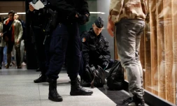 Des gendarmes fouillent des bagages le 19 novembre 2015 à Paris dans le cadre du plan Vigipirate