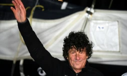 Le skipper français Jean Le Cam célèbre son arrivée aux Sables d'Olonne après plus de 80 jours de course dans le vendée Golbe, le 29 janvier 2021