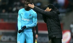 La recrue de l'OM Mario Balotelli écoute les consignes de son entraîneur Rudi Garcia, lors d'un match à Reims, le 2 février 2019