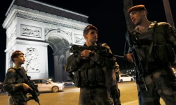 Des militaires patrouillent près de l'Arc de Triomphe à Paris après la fusillade sur les Champs Elysées le 20 avril 2017