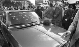 Des policiers autour de la voiture de Jacques Mesrine, le 2 novembre 1979 porte de Clignancourt à Paris