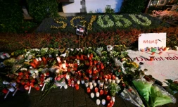 Des bougies et des fleurs, avec l'inscription "pourquoi? vous n'êtes pas seuls", déposées le 24 août 2024 en hommage aux victimes non loin du lieu où trois personnes ont été tuées la veille à Solingen en Allemagne