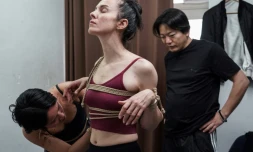 Une jeune femme attache les bras de sa modèle sous les yeux de Hajime Kinoko, l'un des plus connus artistes japonais de "shibari", l'art des cordes, le 26 mai 2025 à Tokyo