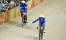 Les pistards Grégory Baugé (g) et Michael D'Almeida fêtent la médaille de bronze remporté e en vitesse par équipes, le 11 août 2016 aux JO de Rio