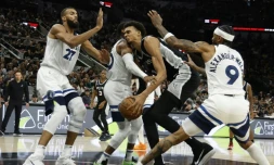 Victor Wembanyama (c.), la star des San Antonio Spurs, est entouré par trois joueurs des Minnesota Timberwolves, Rudy Gobert (g.), Mike Conley, et Nickel Alexander-Walker (d.), lors d'un match de NBA, à San Antonio, le 2 novembre 2024