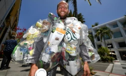 Le militant écologiste Rob Greenfield  porte les déchets qu'il a produits pendant trente jours, dans les rues de Beverly Hills, le 16 mai 2022 en Californie