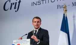 Le président Emmanuel Macron s'adresse aux convives lors du diner annuel du CRIF à Paris, le 7 mars 2018
