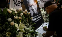 Un homme écrit un message sur le livre de condoléances après la mort du dissident chinois et Nobel de la Paix 2010 Liu Xiaobo, le 13 juillet 2017 à Hong Kong