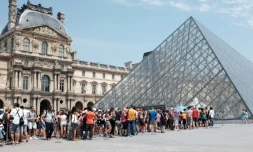 Touristes faisant la queue pour entrer au Louvre, à Paris, le 2 juillet 2015