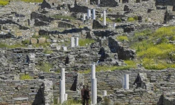 Les sculptures "Connect" de l'artiste britannique Antony Gormley installée sur le site archéologique de l'ßlotDélos, dans le cadre de l'exposition "Sight", le 3 mai 2019 en GrÚce
