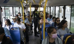 Un policier Ă bord d'un bus dans le district populaire de San Juan de Lurigancho, le 8 avril 2026 Ă Lima