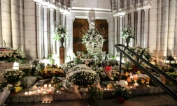 Des fleurs et des bougies déposées sur les marches de l'église de Notre-Dame de Nice, le 30 octobre 2020