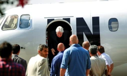 L'émissaire de l'ONU au Yémen, Martin Griffiths (C), à son arrivée à Sanaa, lors d'un déplacement le 21 novembre 2018